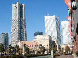 会場から臨む横浜ランドマークタワー