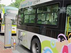 韓国の町並み　電気自動車のバス