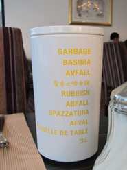 いろいろな国の言語で書いてあるゴミ箱